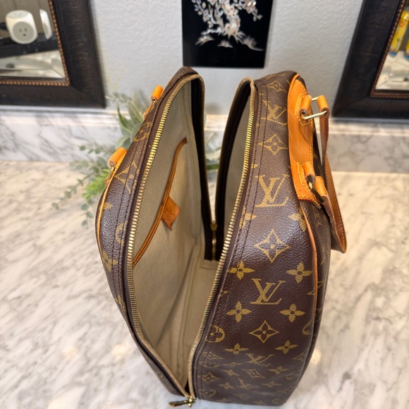 🤎🤎🤎 Louis Vuitton Excursion Monogram Bag w/COA and Dustbag🤎🤎🤎 - Picture 9 of 16